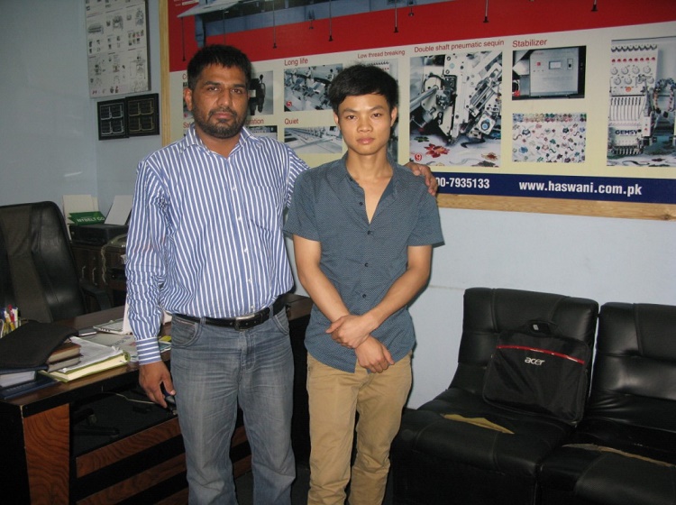 去巴基斯坦安裝布料膠點貼合機(jī)